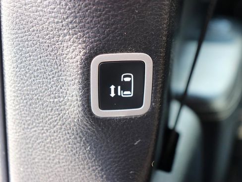 Used 2025 Chrysler Pacifica Limited FWD image 33