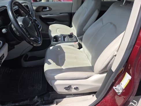 Used 2019 Chrysler Pacifica Touring-L FWD image 15