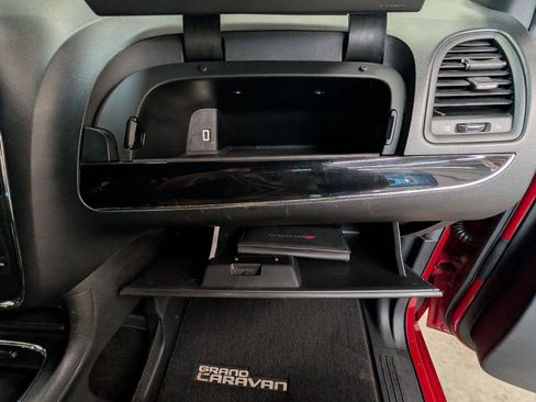 Used 2016 Dodge Grand Caravan SXT FWD image 29