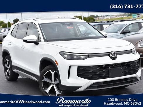 Used 2025 Volkswagen Tiguan SE AWD/4WD image 1