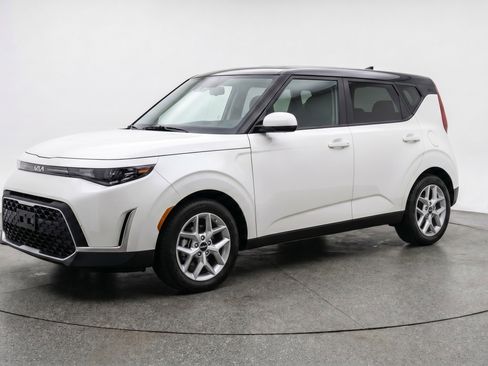 Used 2025 Kia Soul LX w/ LX Technology Package FWD image 3