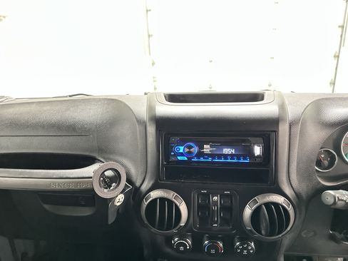 Used 2015 Jeep Wrangler Unlimited Sport image 28