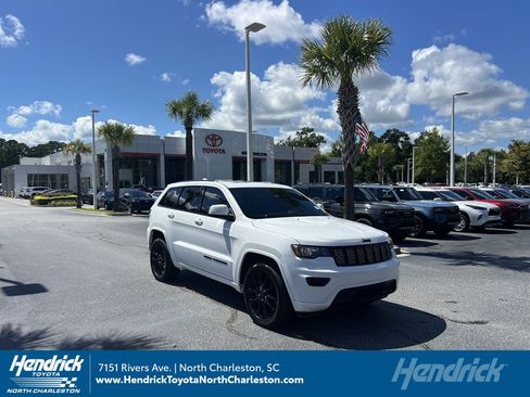 Used 2018 Jeep Grand Cherokee Altitude RWD image 1