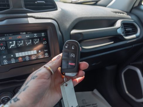 Used 2018 Jeep Renegade Latitude FWD image 14