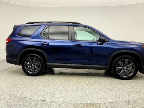 Used 2025 Honda Pilot Sport image 4