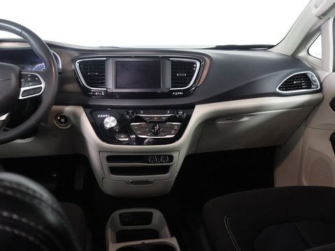 Used 2023 Chrysler Voyager LX image 34