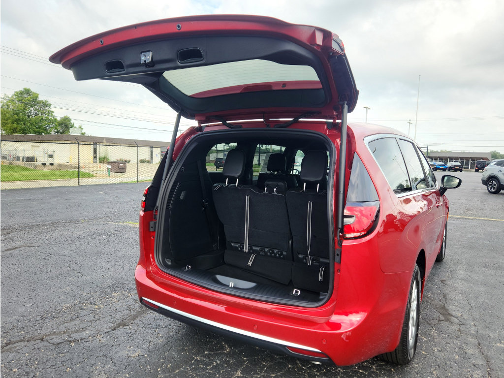 New 2027 Chrysler Pacifica Select FWD image 15