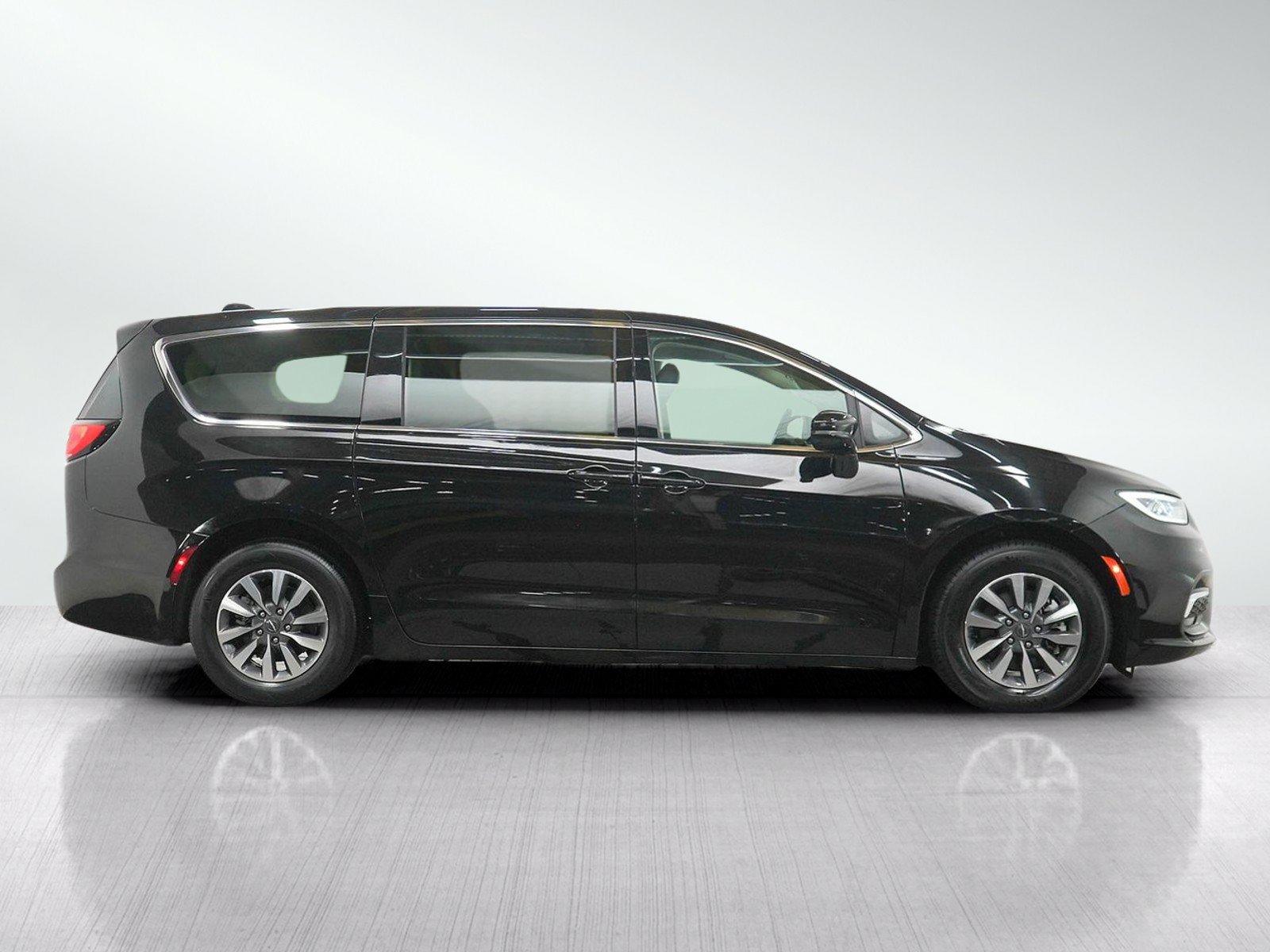 Used 2024 Chrysler Pacifica Limited FWD image 6