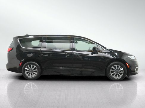 Used 2024 Chrysler Pacifica Limited FWD image 6