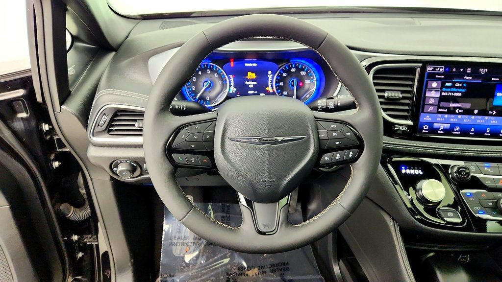 Used 2025 Chrysler Pacifica Limited FWD image 15