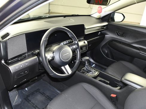Used 2025 Hyundai Kona SEL image 2