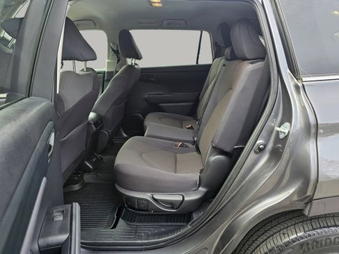 Used 2021 Toyota Highlander LE image 24