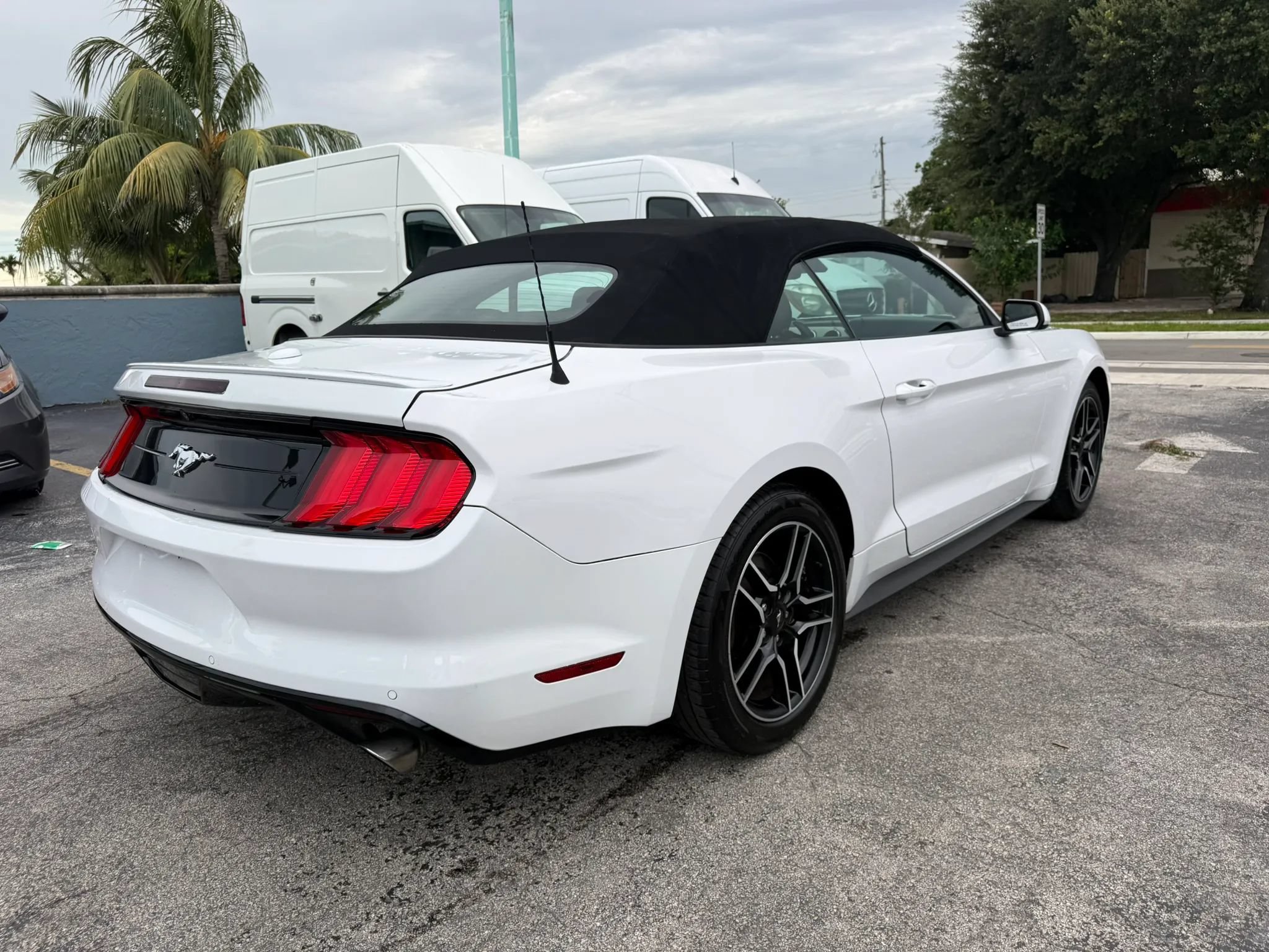 Used 2021 Ford Mustang Premium RWD image 5