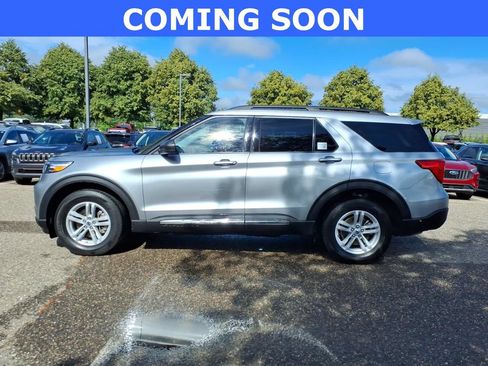 Used 2024 Ford Explorer XLT w/ Equipment Group 202A AWD/4WD image 2