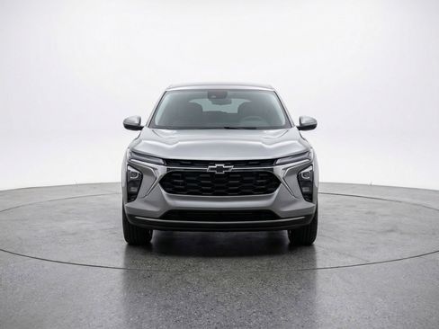 Used 2025 Chevrolet Trax LT image 2