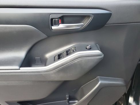 Used 2022 Toyota Highlander XLE AWD/4WD image 16
