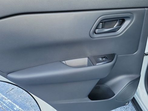 Used 2025 Nissan Rogue S image 16