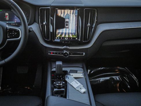 Used 2025 Volvo XC60 B5 Plus image 30