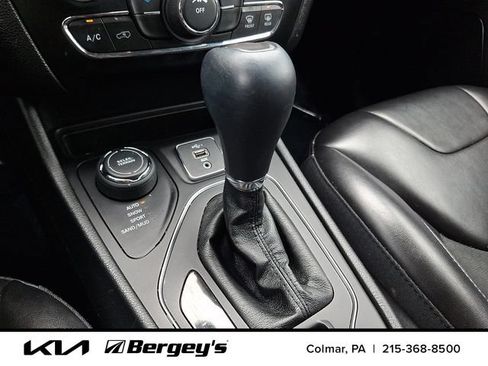 Used 2019 Jeep Cherokee Latitude Plus w/ Cold Weather Group AWD/4WD image 16