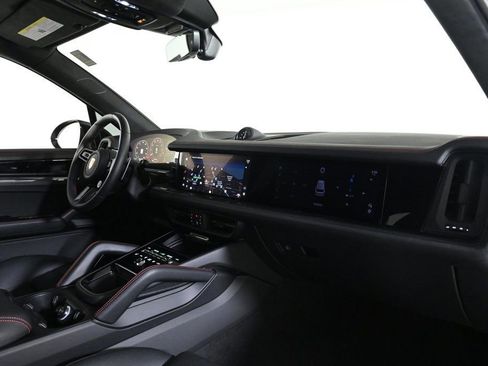Certified 2025 Porsche Cayenne GTS image 17
