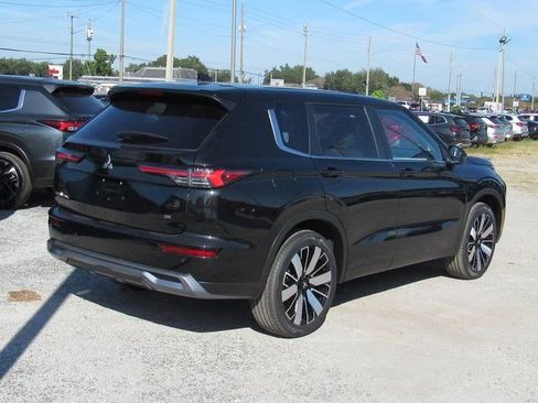 New 2025 Mitsubishi Outlander SE image 3