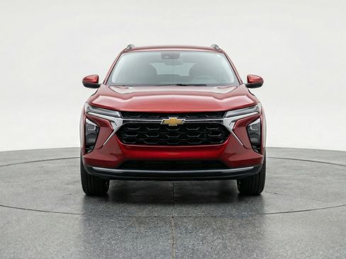 Used 2025 Chevrolet Trax LT w/ LT Convenience Package image 2
