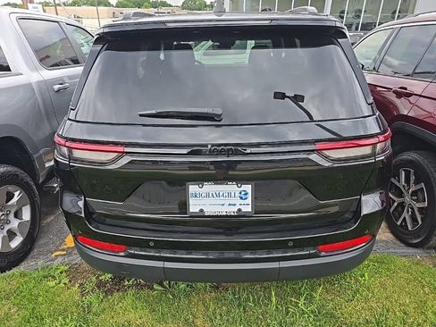 Used 2023 Jeep Grand Cherokee Altitude AWD/4WD image 9