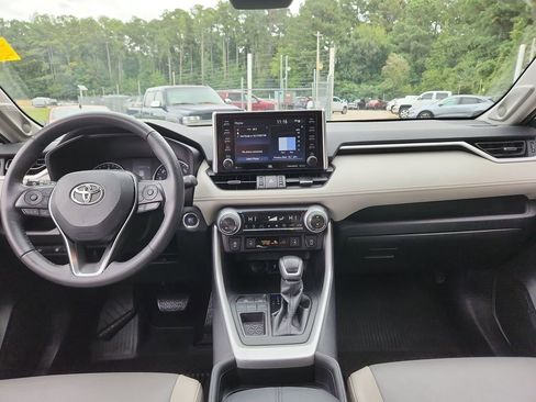 Used 2021 Toyota RAV4 XLE Premium image 11