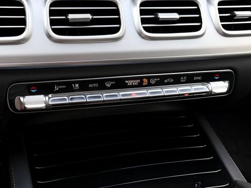 Used 2025 Mercedes-Benz GLS 450 4MATIC image 28