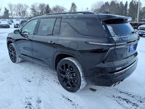 Used 2025 Chevrolet Traverse RS image 3