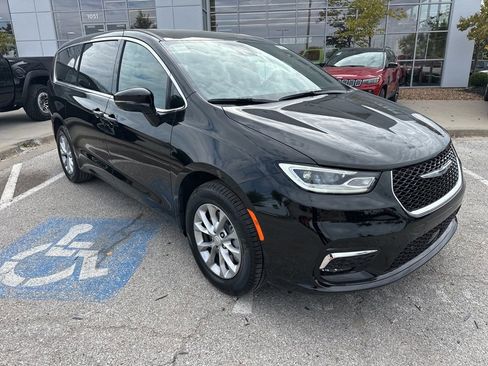 New 2026 Chrysler Pacifica Select image 6