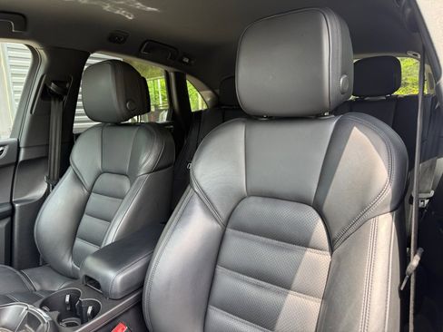 Certified 2022 Porsche Macan S AWD/4WD image 12