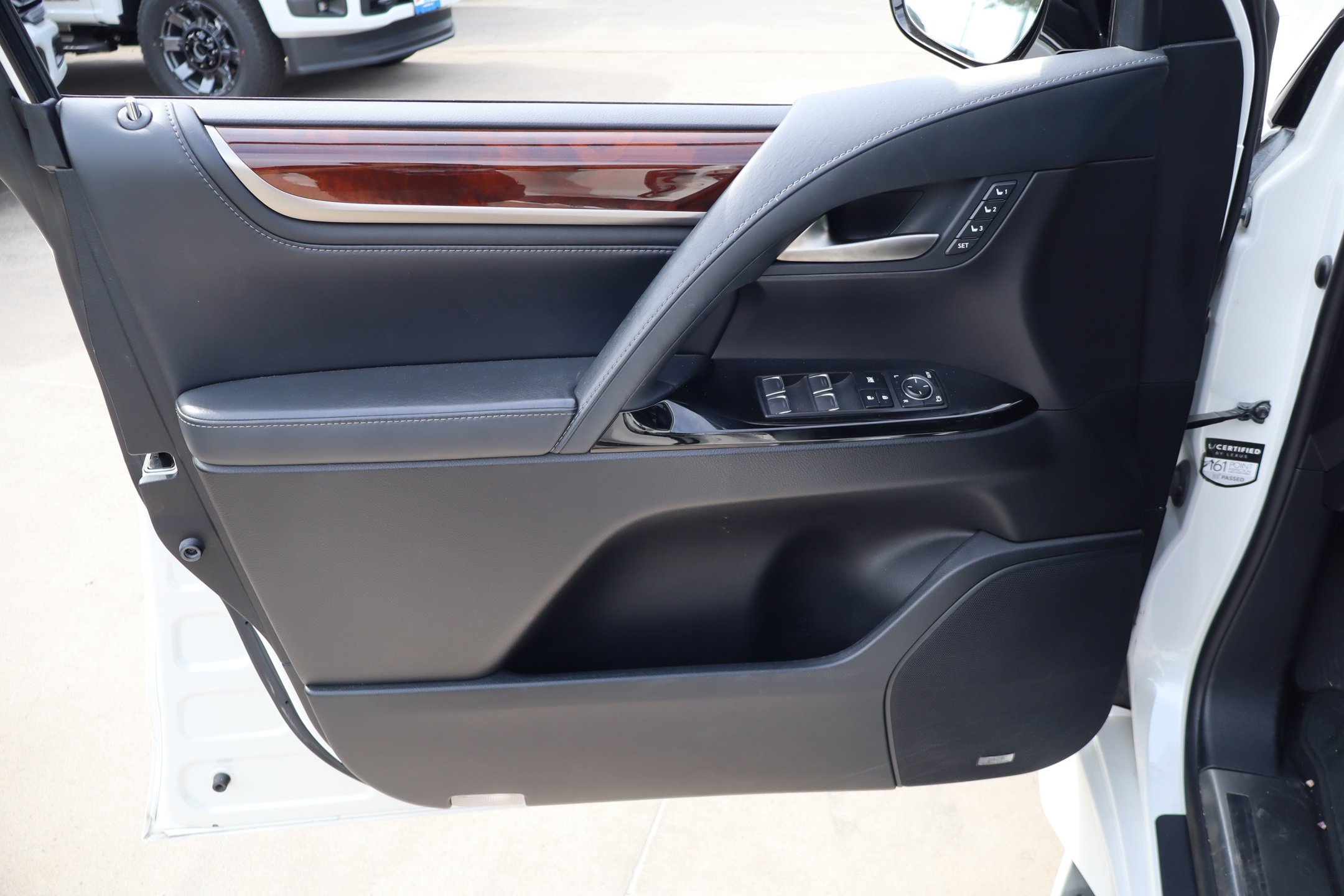 Used 2019 Lexus LX 570 4WD w/ Luxury Package image 14