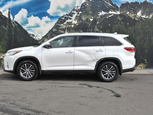 Used 2019 Toyota Highlander XLE w/ Carpet Mat Package (TMS) image 7