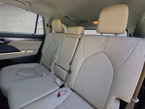 Used 2023 Toyota Highlander Limited FWD image 22
