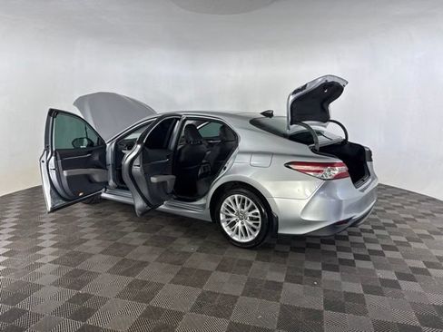 Used 2020 Toyota Camry XLE FWD image 16