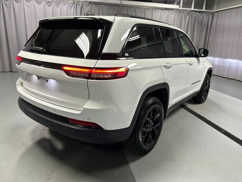 Used 2024 Jeep Grand Cherokee Altitude image 7
