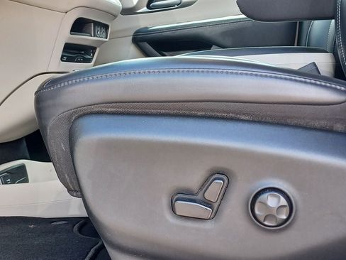 Used 2023 Chrysler Pacifica Touring-L w/ Uconnect Theater Family Group AWD/4WD image 10