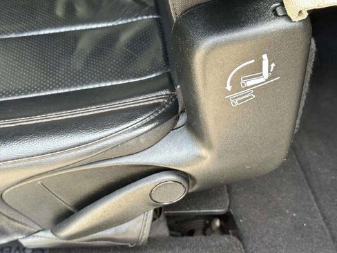 Used 2018 Chrysler Pacifica Touring-L image 13