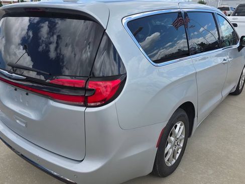 Used 2024 Chrysler Pacifica Touring-L FWD image 5