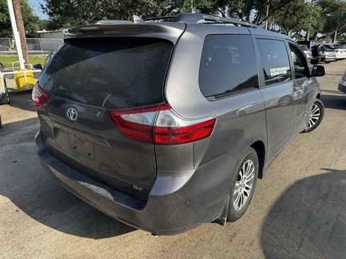 Used 2018 Toyota Sienna XLE Premium FWD image 5