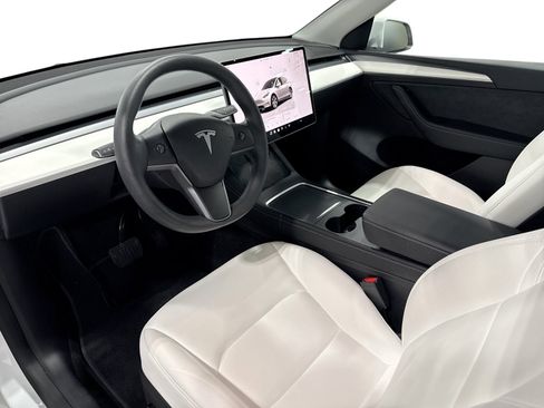 Certified 2023 Tesla Model Y Long Range AWD/4WD image 9