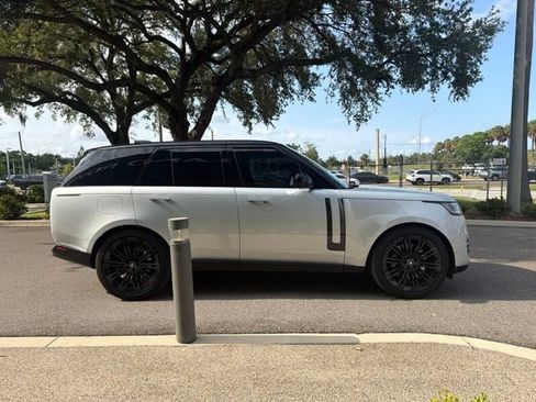 Used 2025 Land Rover Range Rover SE AWD/4WD image 3