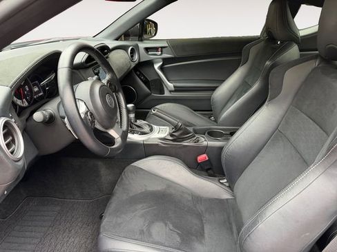 Used 2018 Toyota 86 RWD image 9
