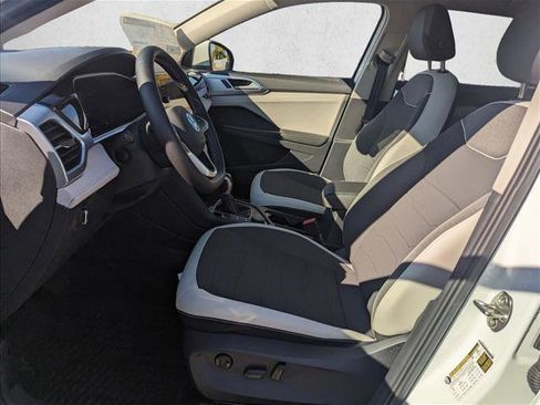 New 2025 Volkswagen Taos SE image 4