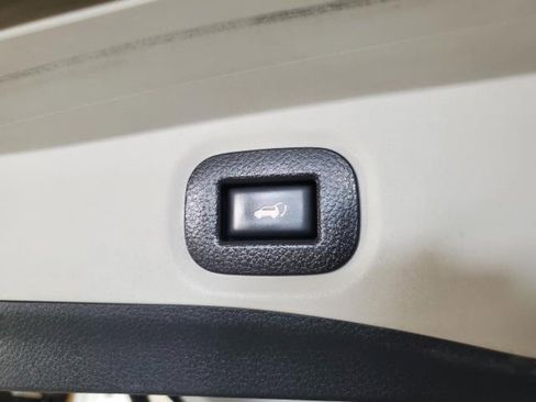 Used 2018 Nissan Rogue S AWD/4WD image 9
