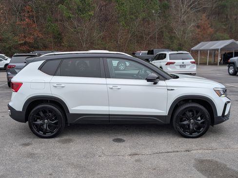 Used 2024 Volkswagen Taos SE w/ Panoramic Sunroof Package image 10