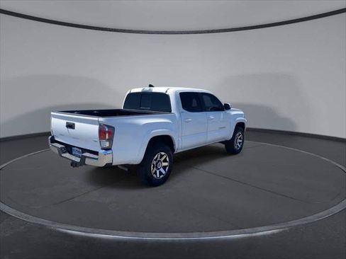 Certified 2022 Toyota Tacoma SR5 AWD/4WD image 9