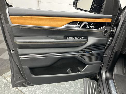 Used 2024 Jeep Grand Wagoneer L Series III AWD/4WD image 14