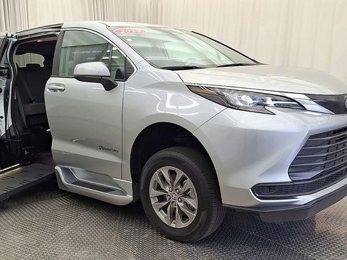 Used 2024 Toyota Sienna LE FWD image 7